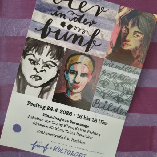 Flyer zur Vernissage auf lila gestreiftem Hintergrund