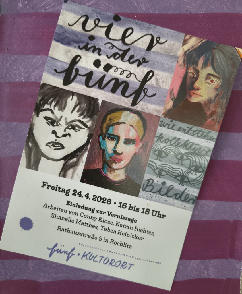Flyer zur Vernissage auf lila gestreiftem Hintergrund